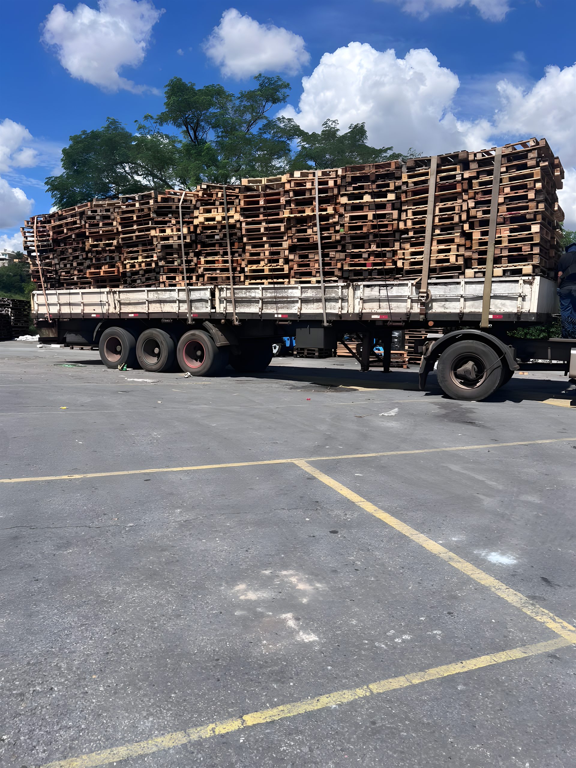 Carreta com grande volume de pallets amarrados