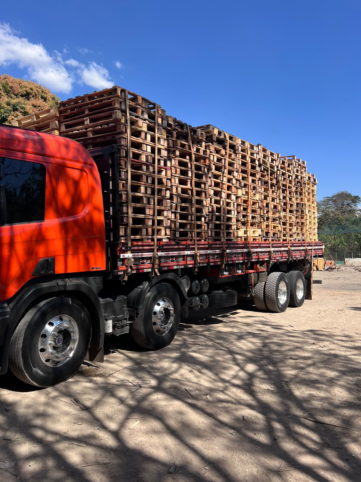 Caminhão carregado com pallets de madeira pronto para entrega