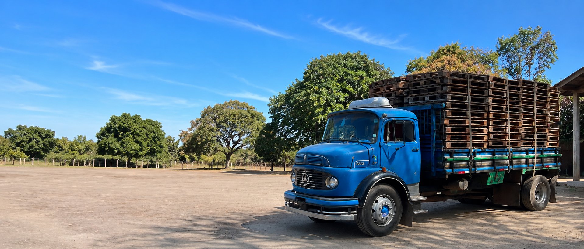 Caminhão da Repalex carregado com pallets de madeira no pátio